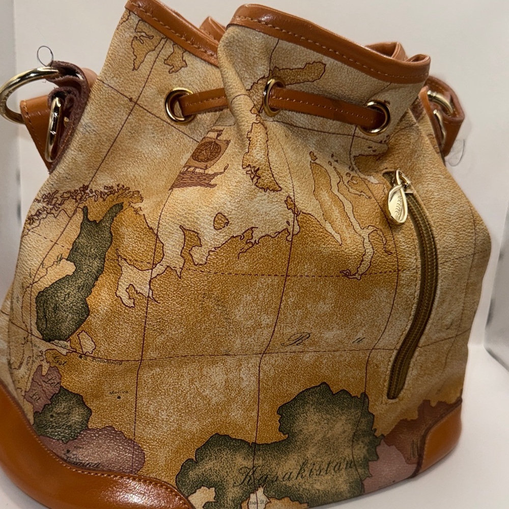 Nucelle world map bucket bag - Picture 9 of 11